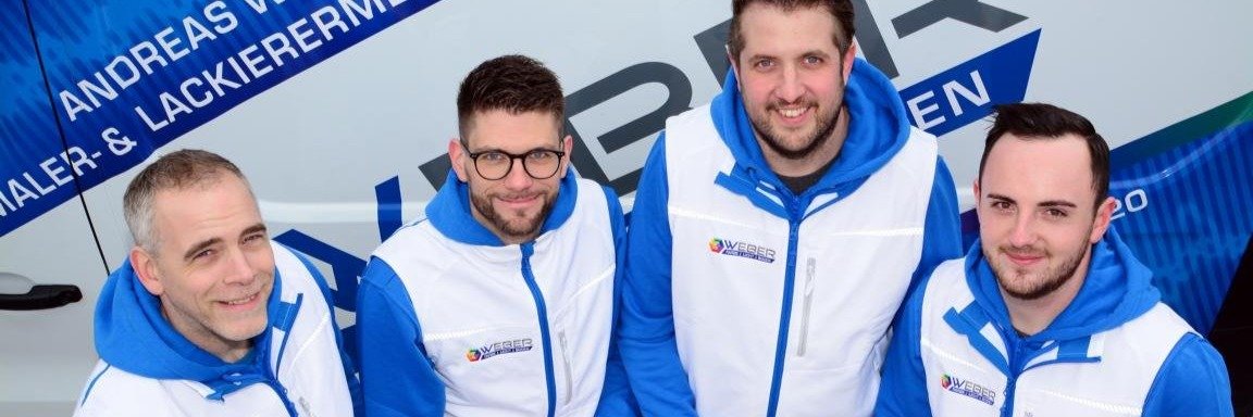 Bild vom Team von Farbdepot Weber in Arbeitskleidung direkt vor dem Firmenbus.